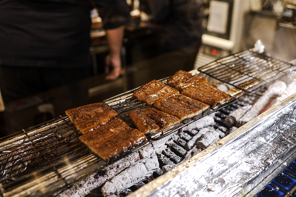 日式居酒屋「鳥丈爐端燒」將在日本用備長炭直火燒烤，並在烤製過程塗上秘密特製醬汁的飽滿鰻魚肉，加以炭烤