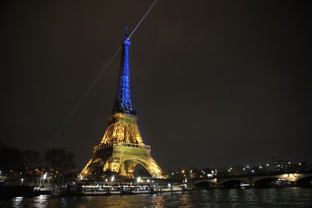 巴黎以藍、黃燈光裝飾艾菲爾鐵塔，展現對烏克蘭的支持