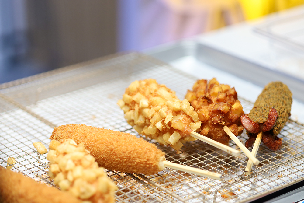 台北東區「明朗熱狗」全菜單推出 10 種不同的炸熱狗，有 5 種不同餅皮