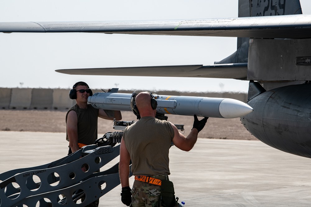 美軍地勤人員為戰機掛載AIM-120 C8飛彈