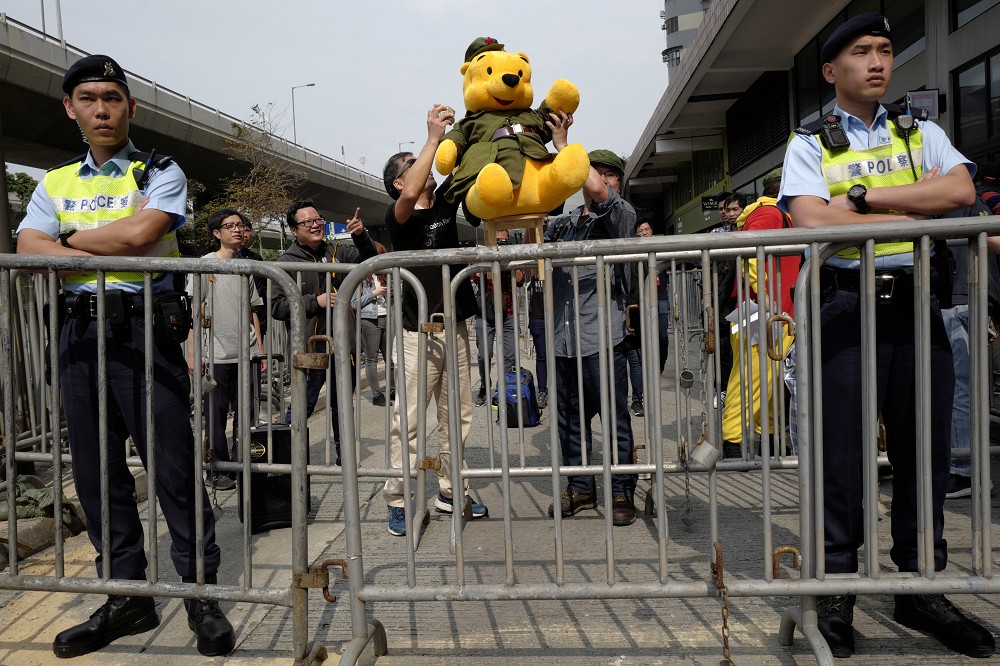 香港抗議人士高舉穿著中國共黨服飾的小熊維尼玩偶