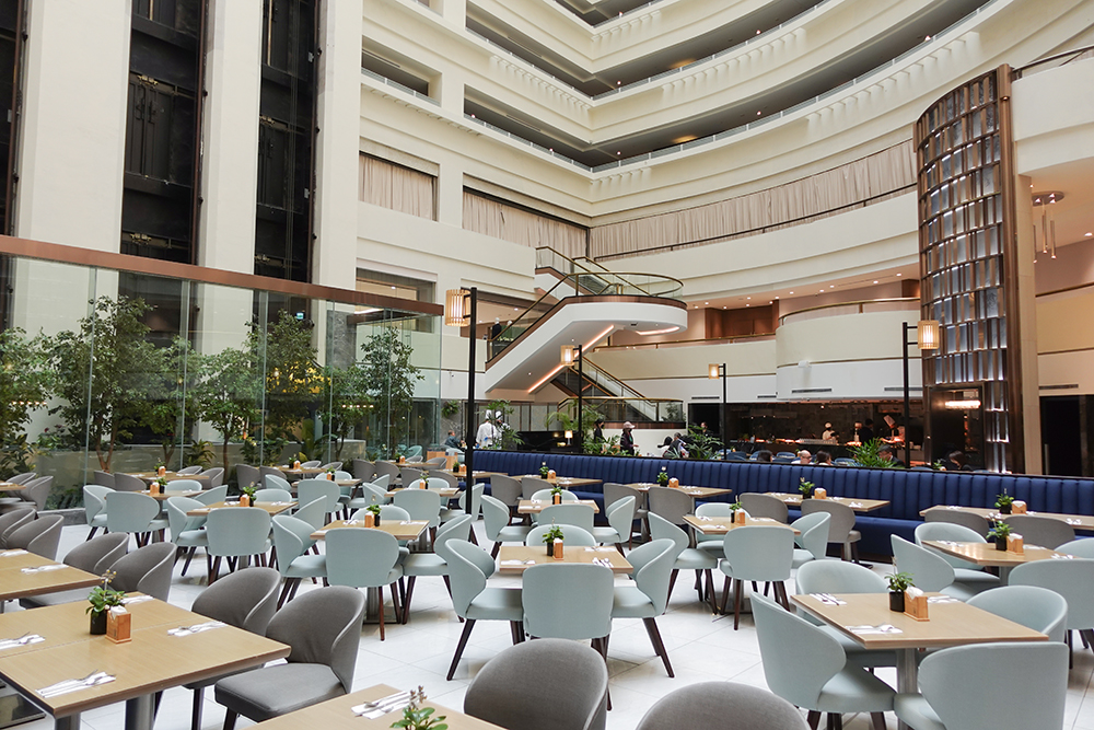 擁有玻璃帷幕自然採光及 16 層挑高設計，茹曦酒店吃到飽「Sunny Buffet」絕對是一流的舒適的用餐環境。