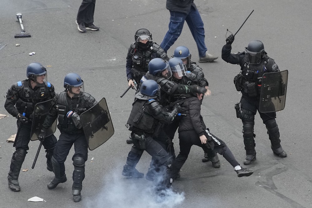 法警對示威群眾使用逾4000催淚彈與塑膠子彈。（美聯社）