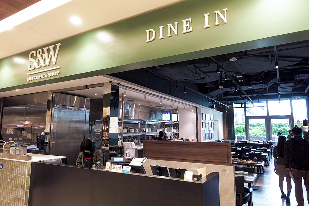 主打頂級牛排館的信義區高樓餐廳「Smith & Wollensky」新品牌全球首店就設在台灣！