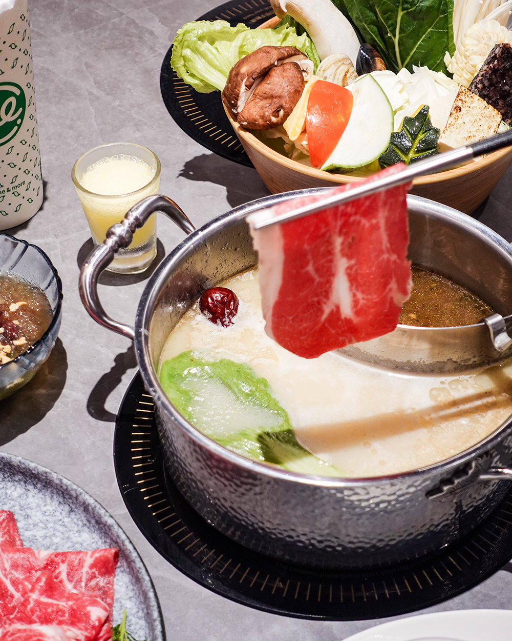 台北個人小火鍋「呷哺呷哺」套餐肉盤部分，則包含了嚴選的牛肉、雞肉、羊肉，以及海鮮拼盤可供選擇