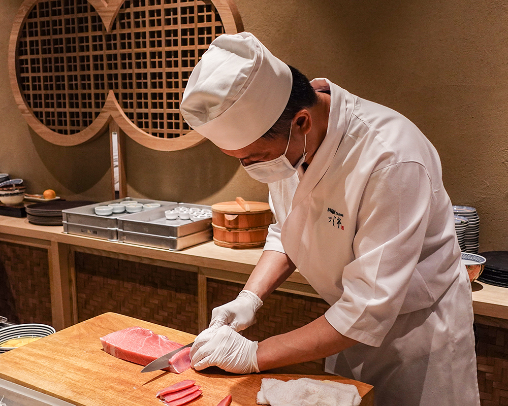 東京第一海鮮丼品牌「日本橋海鮮丼辻半」於 4/13 起正式推出「黑鮪魚季」！