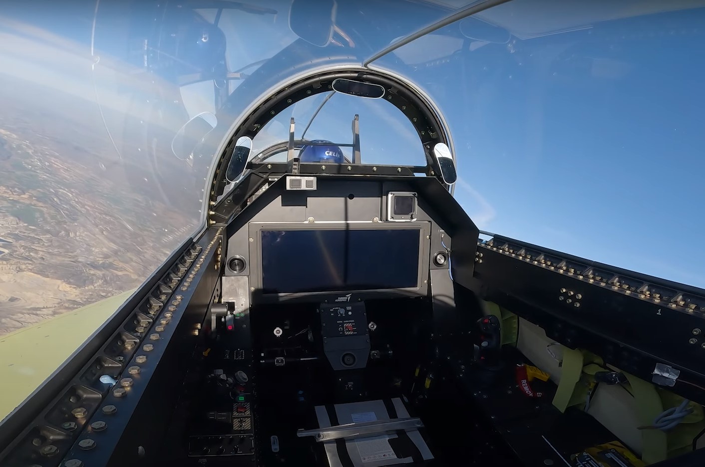 「噴射自由鳥」高教機的駕駛艙後座操作介面
