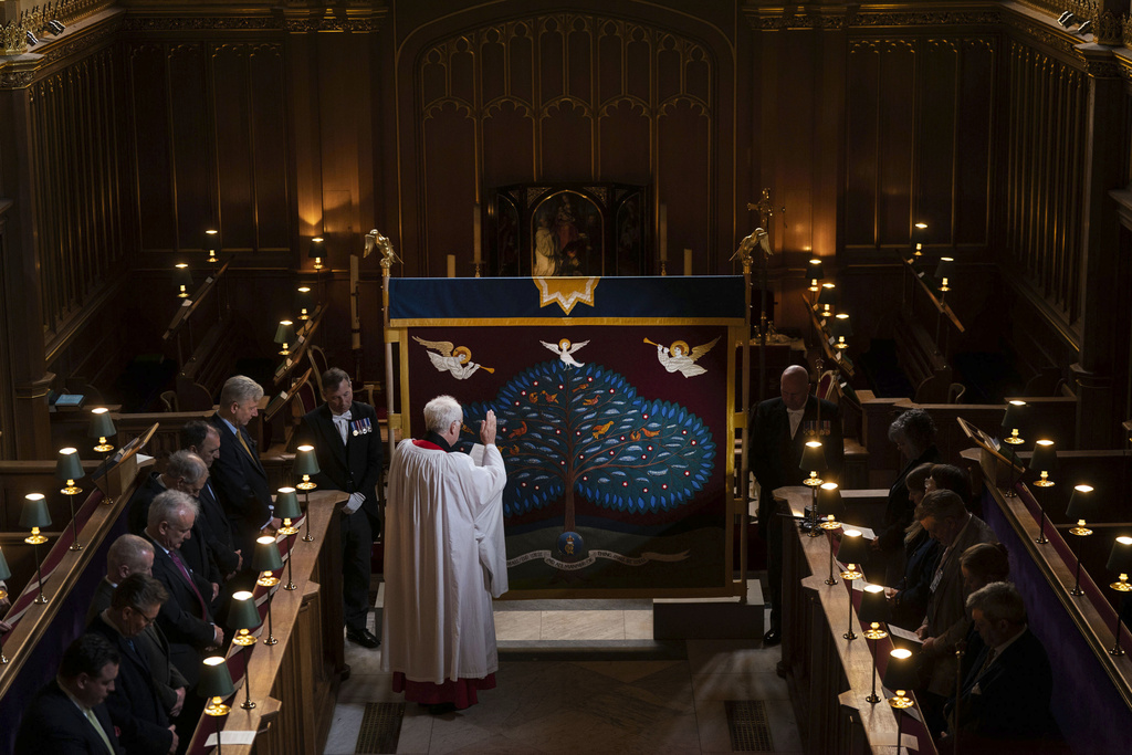 坎特伯里大主教會將聖油塗抹在國王的手、胸部以及頭部