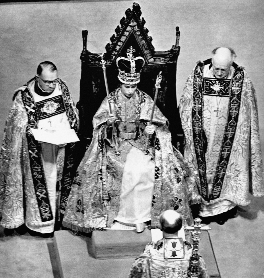 伊麗莎白二世也曾穿著這件帝國斗篷舉行加冕禮