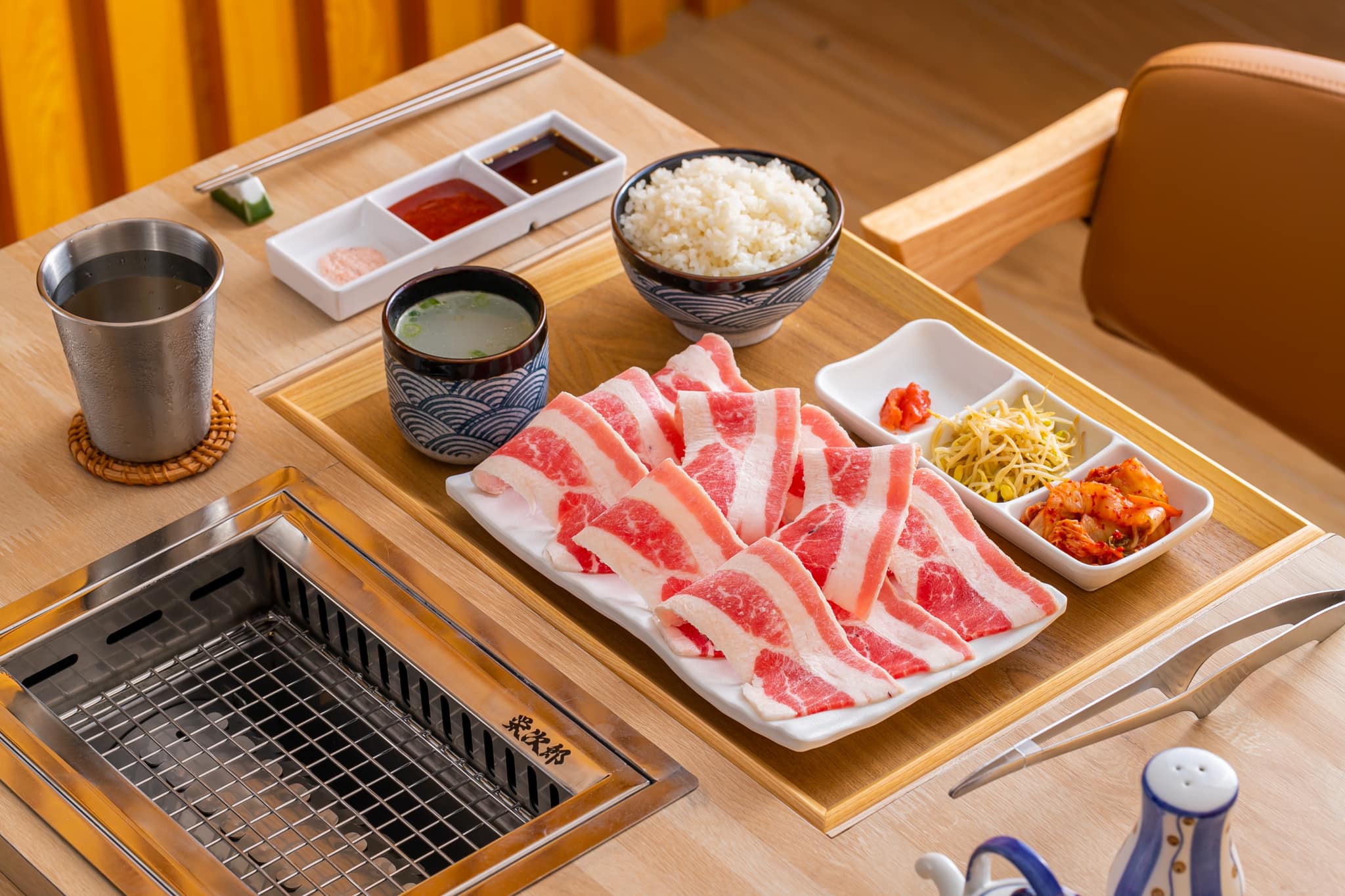 燒肉眾新品牌「栄次郎個人燒肉」最低只要 250 元就能開吃！從平價「秘製雞腿肉套餐」至「日本和牛套餐」都有