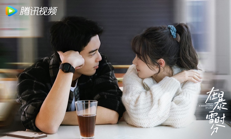 吳磊與趙今麥主演的愛情新劇《在暴雪時分》，兩人同框劇照第一次曝光
