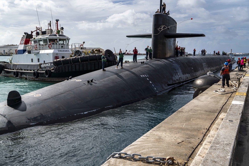 為美軍「緬因號」核潛艦在關島進行補給。