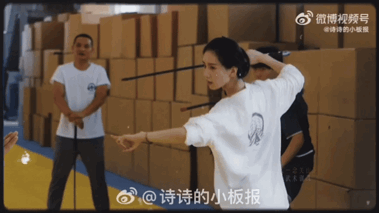 刘诗诗拍摄《一念关山》前曾接受1个月武术训练。