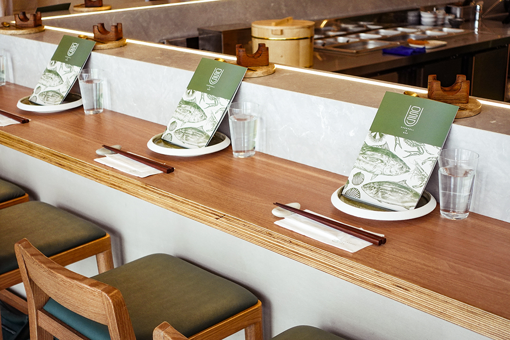 時尚極簡的綠色店裝風格，美式日本壽司吧「OSSU Handroll & Bar」讓大家來這邊不僅可以吃的享受，也能很放鬆。