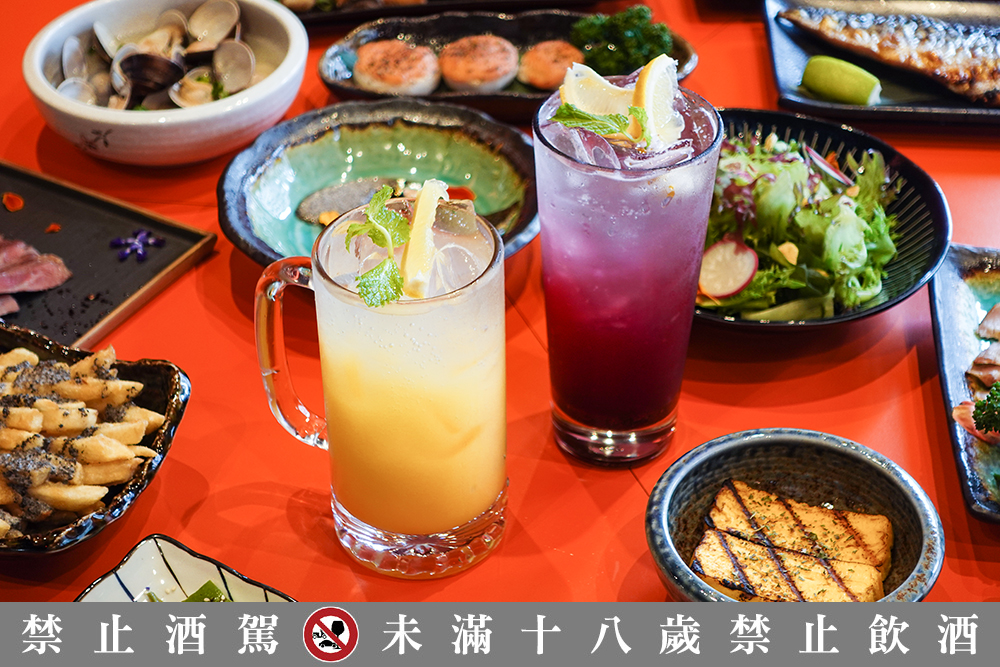 日式平價居酒屋「沿岸一氣」推薦菜單：「綜合莓果沙瓦、柳橙可爾必思沙瓦」售價 130 元