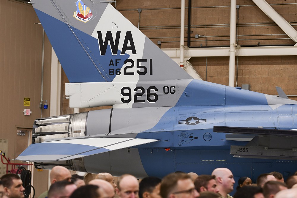 儀式現場停放一架第64「入侵者」中隊的F-16C戰機