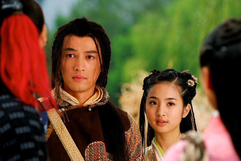 胡歌（左）與林依晨主演的《射鵰英雄傳》是電視劇版本，2008年開播後打破台灣古裝劇收視紀錄