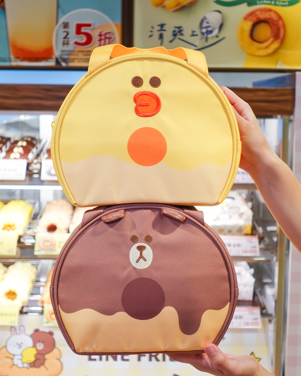 Mister Donut「LINE FRIENDS 熊大、莎莉甜甜圈款保冷袋」消費滿 100 元加購價 259 元（各品項單筆交易限加購各 4 個，各門市數量有限，售完為止）