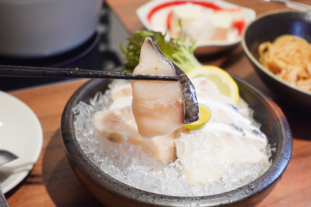 就連煮的方式都有所講究！台北東區火鍋「肉大人」海鮮魚片蝦等適合以湯勺裝著燙