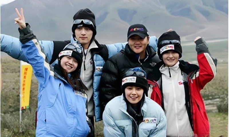 胡歌（左二）與高圓圓（右二）2005年曾一起參與公益活動爬上青藏高原