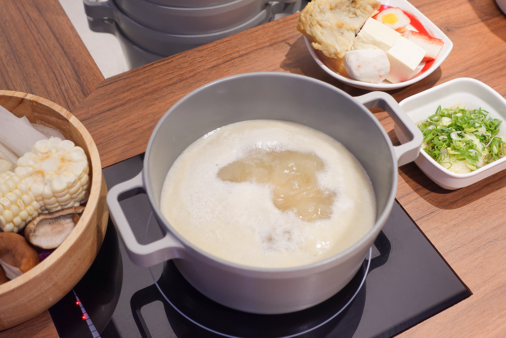 「肉大人」湯頭部分主要提供「自然發酵湯頭」如「酸白菜」、「泡椒」、「蒜頭釀」、「味噌」等