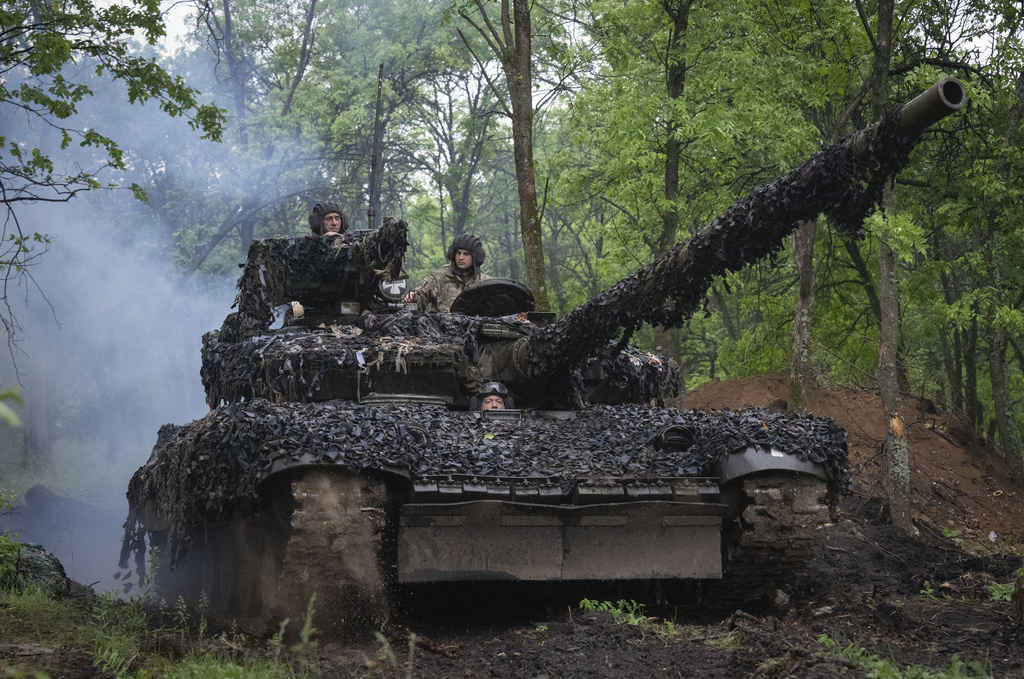 烏軍T-64戰車開赴前線
