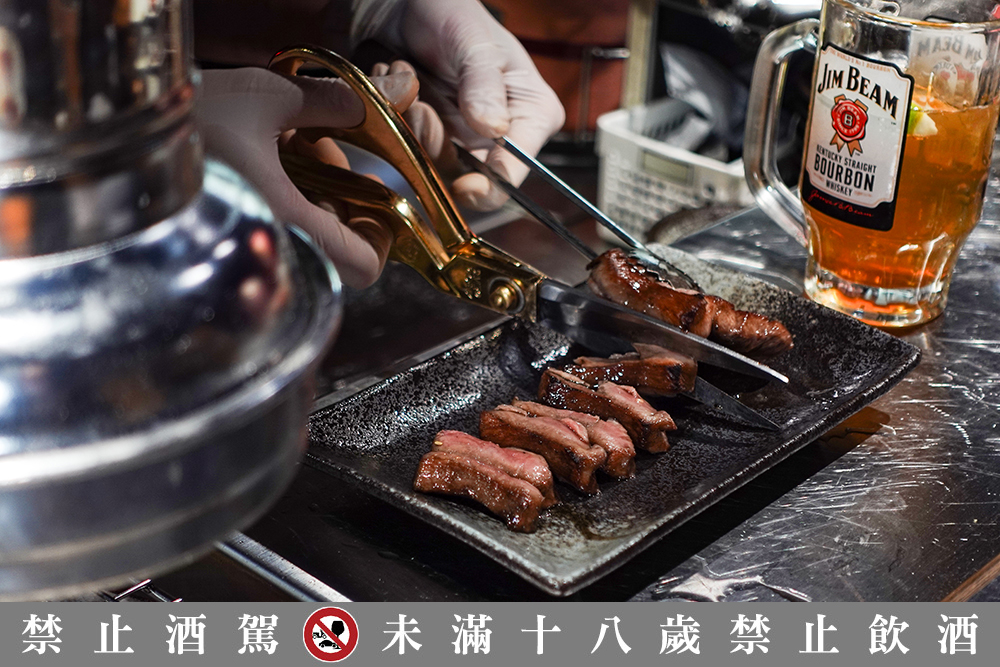 台北烤肉店「肉你好 Yoloniku 燒肉專門」店員不只會「板前代烤」，還相當會炒熱氣氛