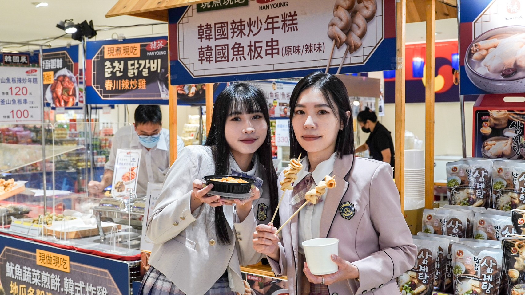 SOGO「韓國美食展」現場也首度邀請到「迷宮韓服」舉辦韓國高校制服體驗活動