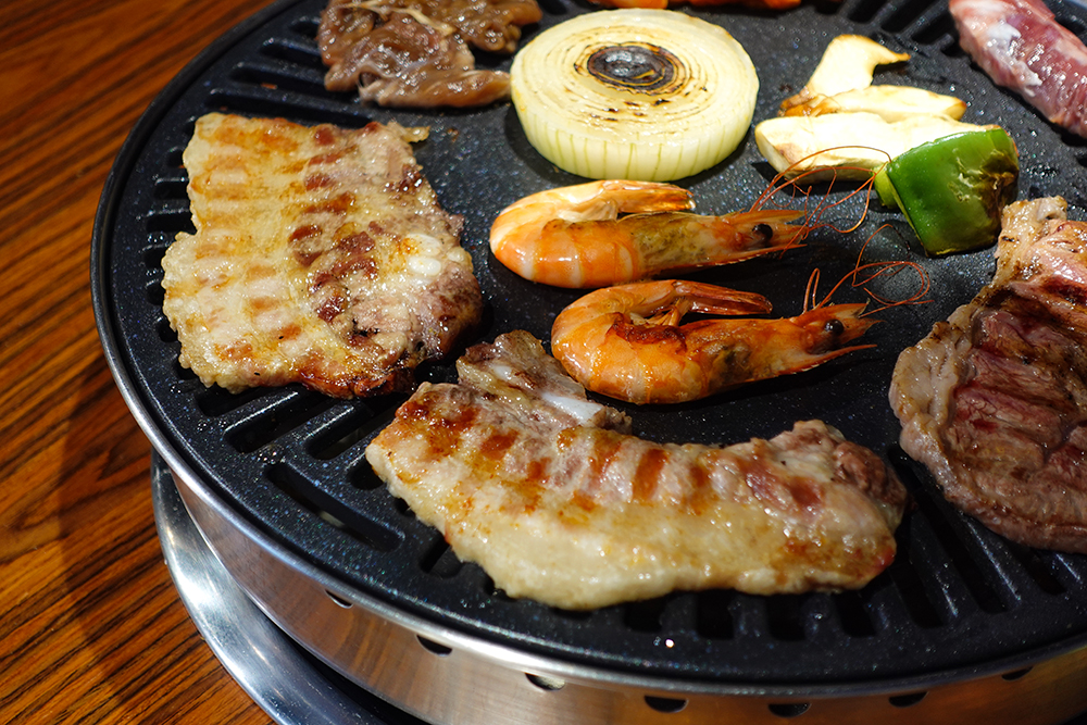 韓國烤肉吃到飽「Fun 鍋子」一共 8 款肉品放在自助台上，通通可以自己取用