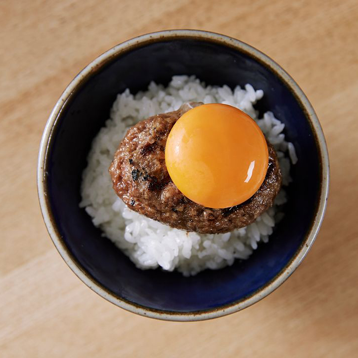 在日本，「挽肉と米」的基本套餐為 3 份漢堡排，同時也可白飯、味增湯吃到飽，與一顆生雞蛋