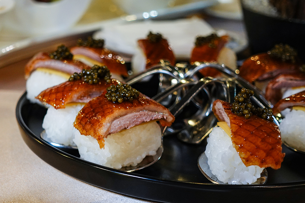 最具特色的「烤鴨五吃」要先筆記好！整盤的「櫻桃鴨握壽司」超誘人