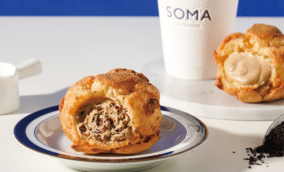 SOMA 泡芙除了單純奶餡的「茶歐雷口味」款式，還有加入以 SOMA 紅茶為基底製成茶凍的「茶凍歐雷口味」