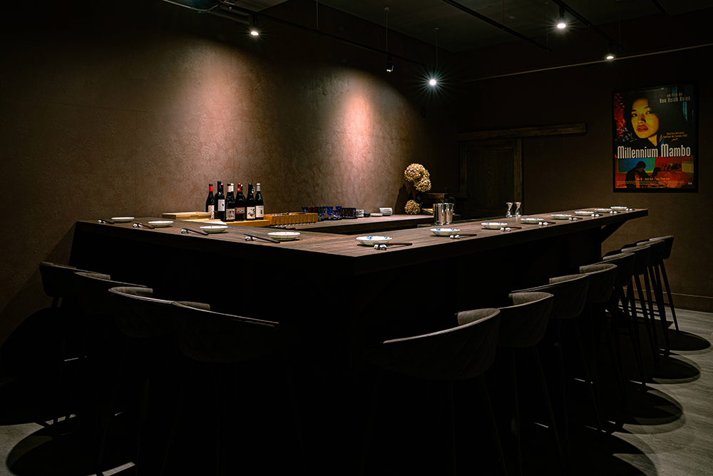 介於高級的割烹與隨性的居酒屋之間的「爛漫小料理」，有分吧台與包廂兩種座位區。