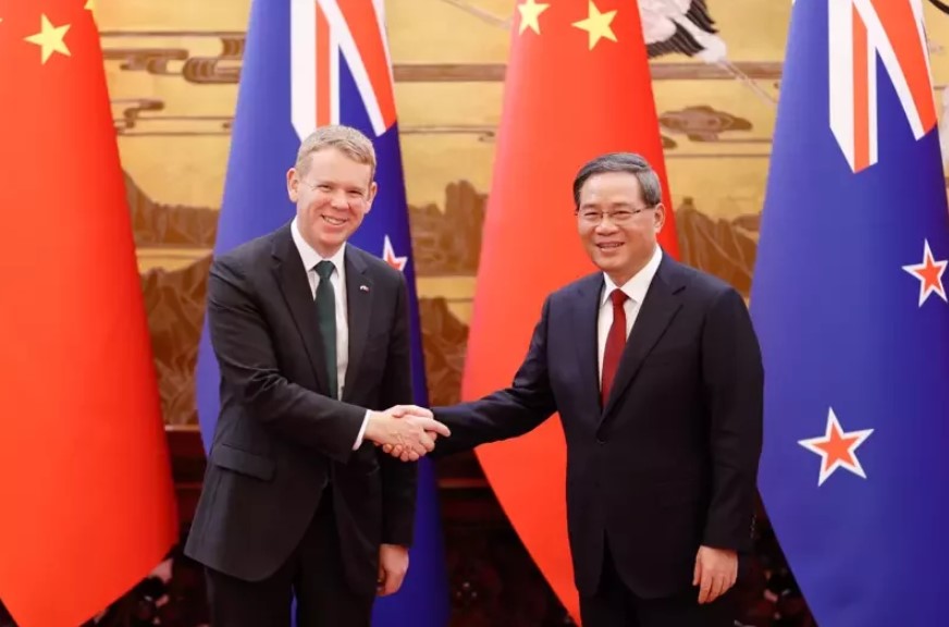 中國商務部長王文濤12日在北京會晤來訪的澳洲貿易部長法瑞爾。（美聯社）