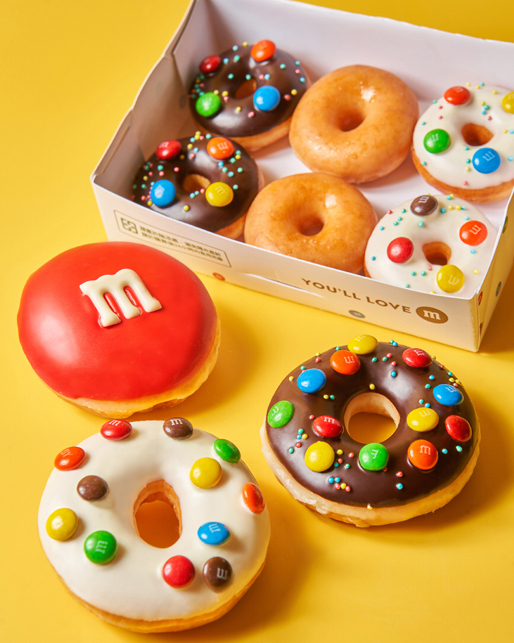 這次除了基本大小的甜甜圈，Krispy Kreme 特別推出的 M&M’s 迷你甜甜圈