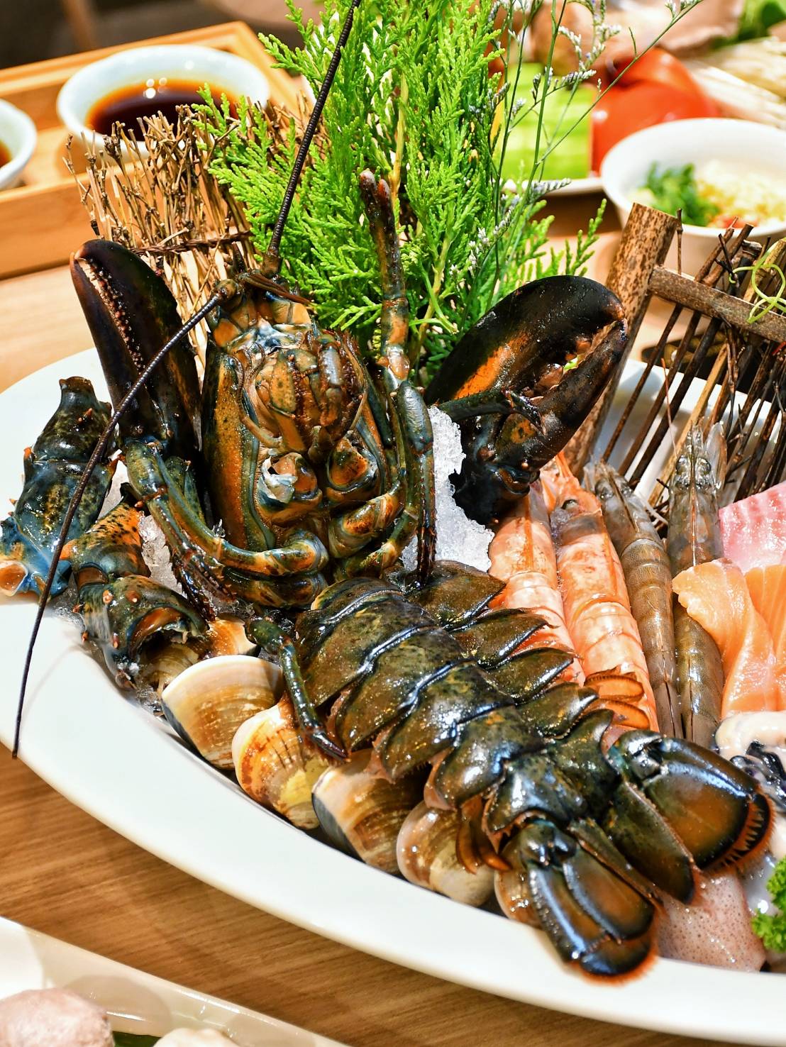 如果預算足夠，想來點活體海鮮，台北火鍋「汆食 作伙鍋」現場主廚也可直接從水族箱現撈
