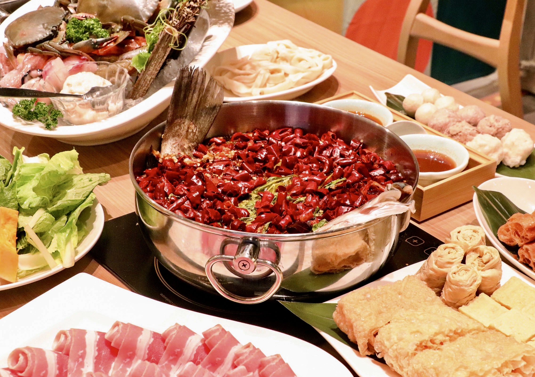 台北火鍋「汆食 作伙鍋」不同於一般火鍋的點餐方式，除了個人鍋，也有「麻辣酸菜魚、魷魚螺肉蒜鍋」等多人鍋