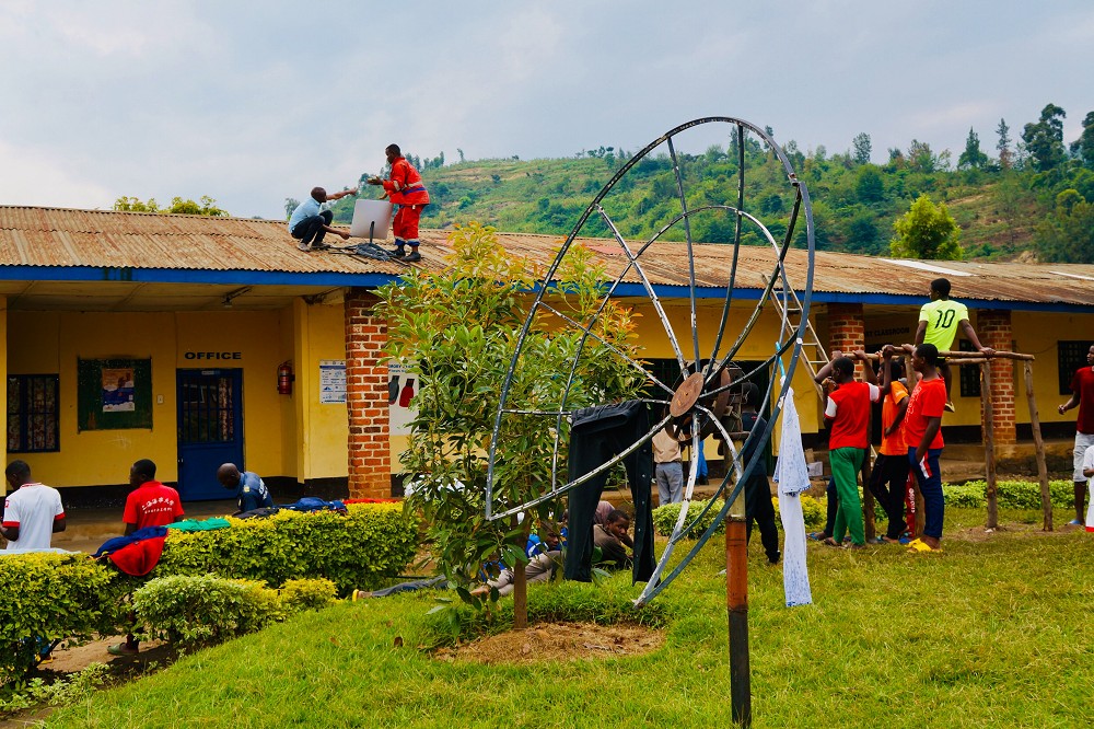 盧安達一所學校安裝接收終端設備