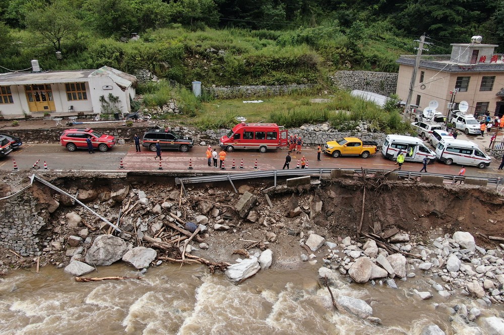 溪水暴漲也導致道路破損、路基被掏空