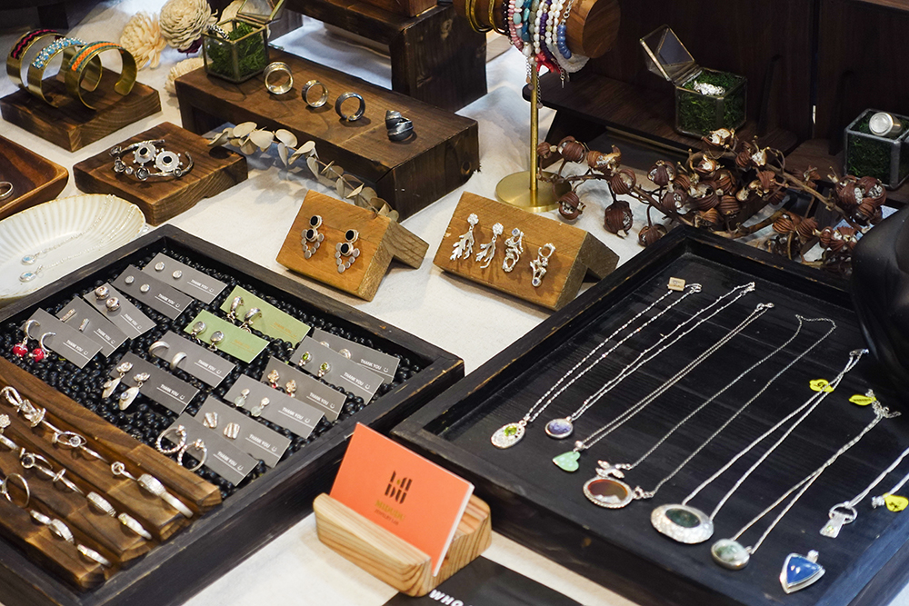 於《2023 Meet花蓮創新創業嘉年華》中，於 Pop Up Asia 亞洲手創展登場的品牌「拿鞘」與「Midudu Jewelry Lab」也都是花蓮青年創業成功案例。