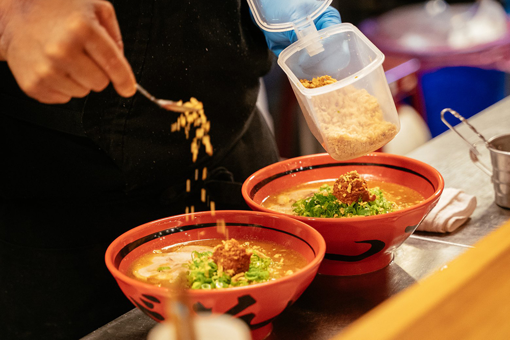 曾獲日本人票選北海道最好吃拉麵店的「北海道えびそば一幻」與一般的豚骨湯頭大不相同