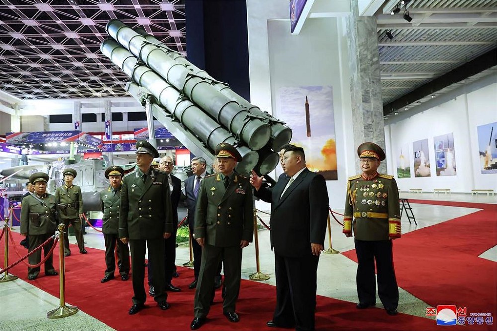 蕭依古與金正恩在7月參觀平壤的武器展示。