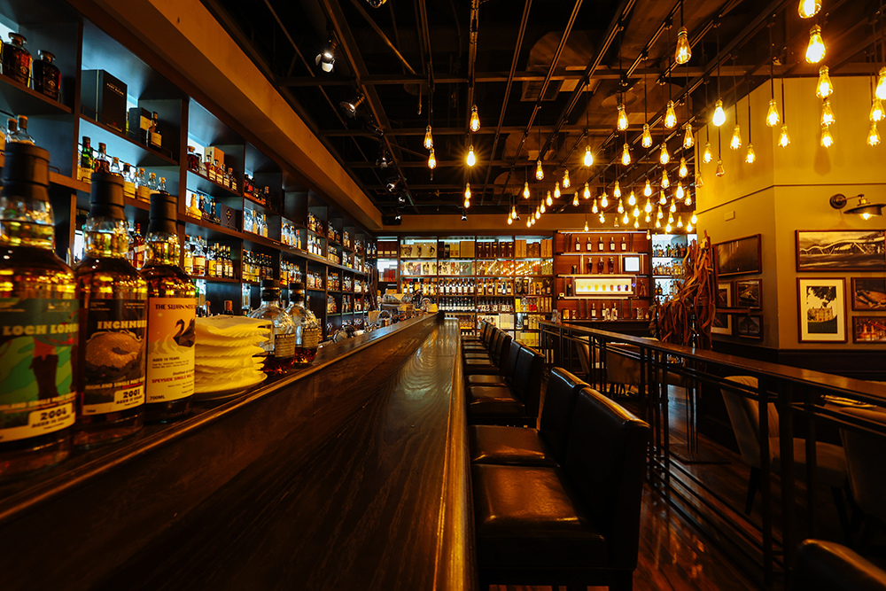 全台藏酒最豐富的酒吧！台北威士忌餐廳「小後苑信義店」位在台北信義新天地新光三越 A9 三樓