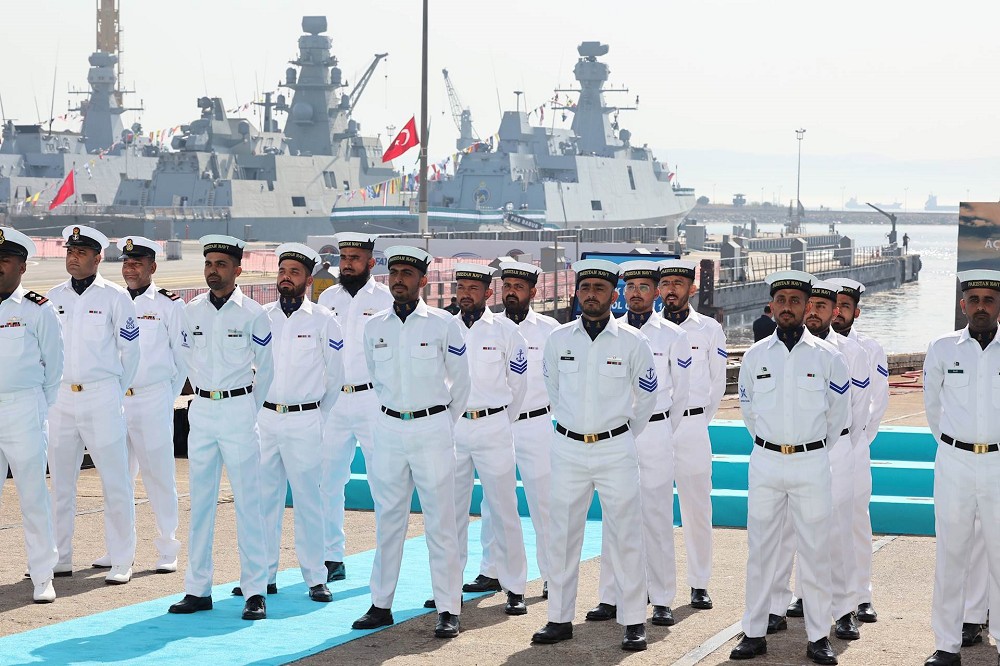 參加「巴布爾號」交艦儀式的巴國水兵。