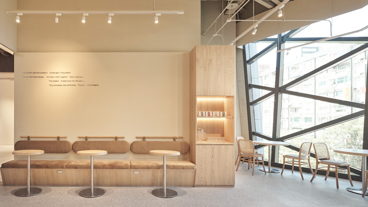 新光三越鑽石塔餐廳「勺日 Let’s Go 店​」延續品牌溫潤木質色家具搭配奶油色調，以樹藤纏繞聚集的樣貌為視覺主軸