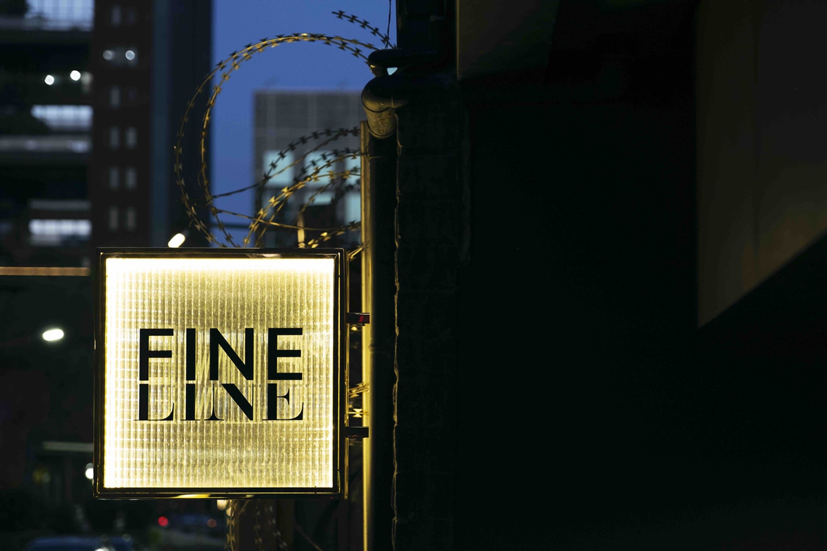 由「南瓜妮歌迷俱樂部」主唱柯家洋，攜手柯震東、陳柏霖等人所開設的餐酒館「FINELINE」即日起在官方 IG 上宣布歇業