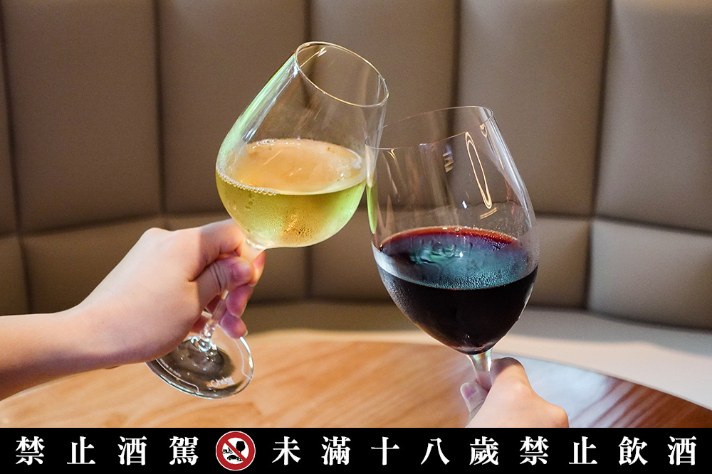 台北信義餐酒館「rén Bistronomy」只要於 10 月底前來電或線上訂位用餐客人，每人皆贈「House 紅酒或白酒」一杯
