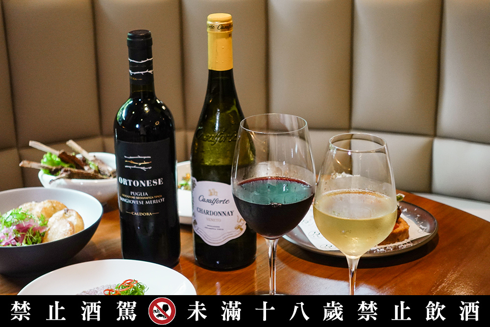 台北信義餐酒館「rén Bistronomy」只要於 10 月底前來電或線上訂位用餐客人，每人皆贈「House 紅酒或白酒」一杯