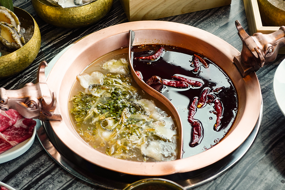 以清爽鮮甜的龍骨等特製高湯為基底，麻辣 45 新推出的招牌鍋物「川味酸菜魚湯」
