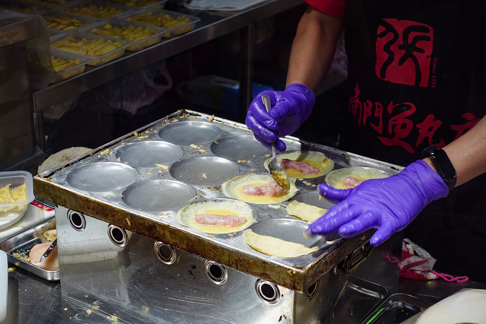 位在南門市場 BI 的「南門魚丸店」超人氣的手工蛋餃直接現場做給你看！